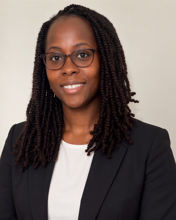 Amira Akadiri, directrice associée